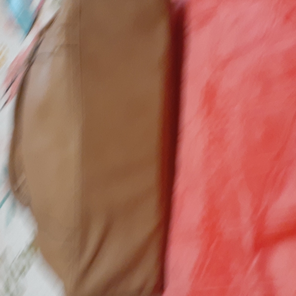 Tan purse by street level - Picture 5 of 9